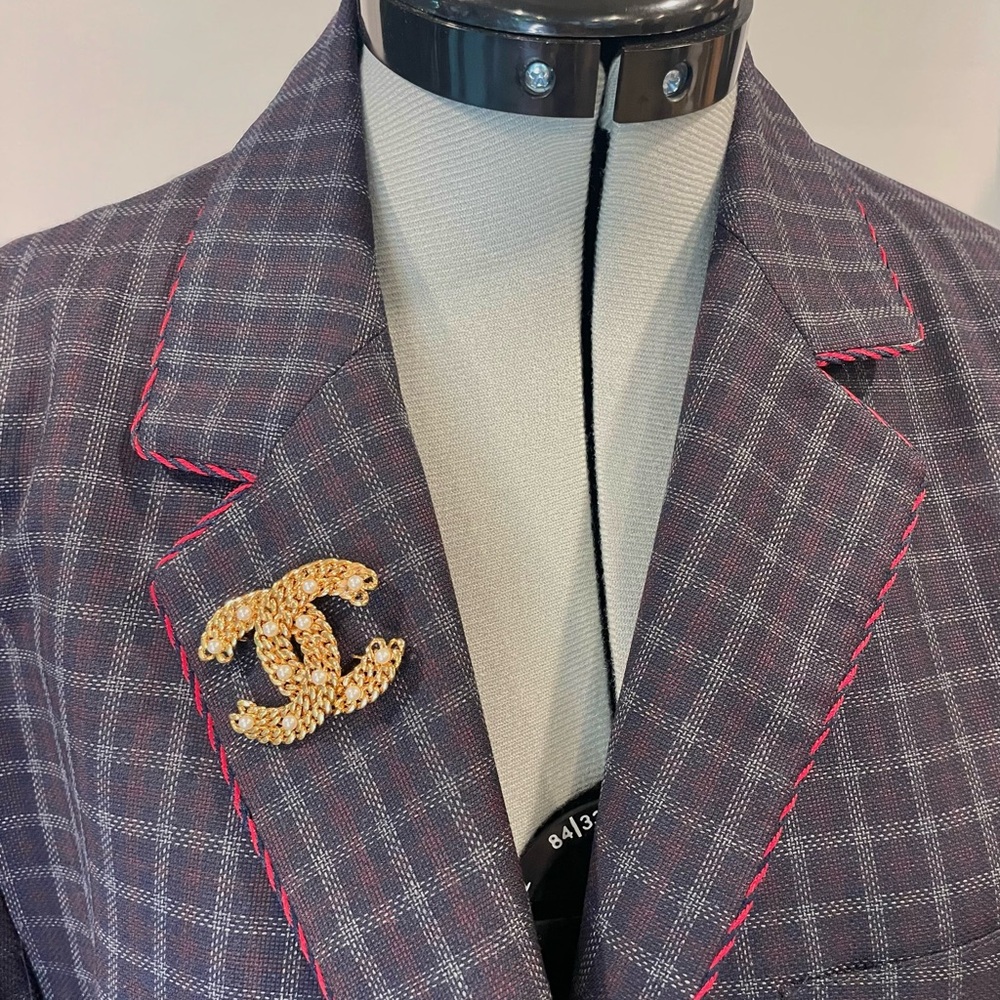 CHANEL chain link and faux pearl brooch, signed, never worn,  box&case, like new - Picture 3 of 14